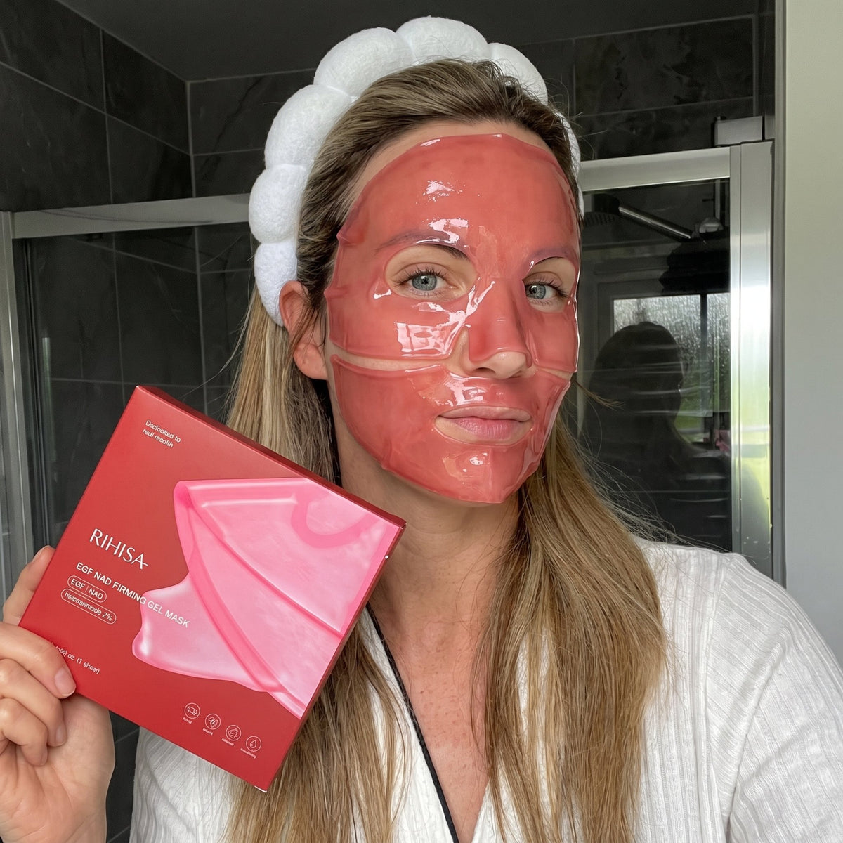 Customer wearing the mask with the RIHISA box